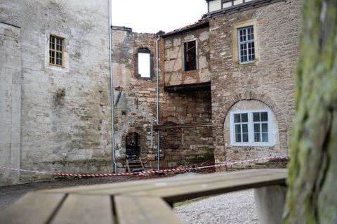 Die Runneburg Weißensee aus dem 12. Jahrhundert ist bei dem Brand nur knapp einer größeren Katastrophe entgangen. Foto: Jacob Sc