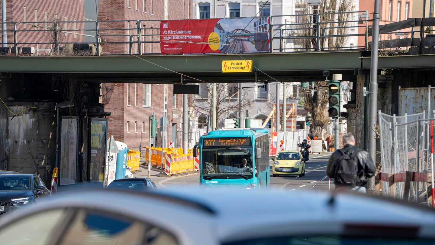 Die Bahnbrücken auf der Mörfelder Landstraße werden erneuert. (Archivbild) Foto: Andreas Arnold/dpa