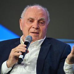 Uli Hoeneß spricht auf einer Podiumsdiskussion in ein Mikrofon