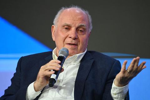 Uli Hoeneß spricht auf einer Podiumsdiskussion in ein Mikrofon