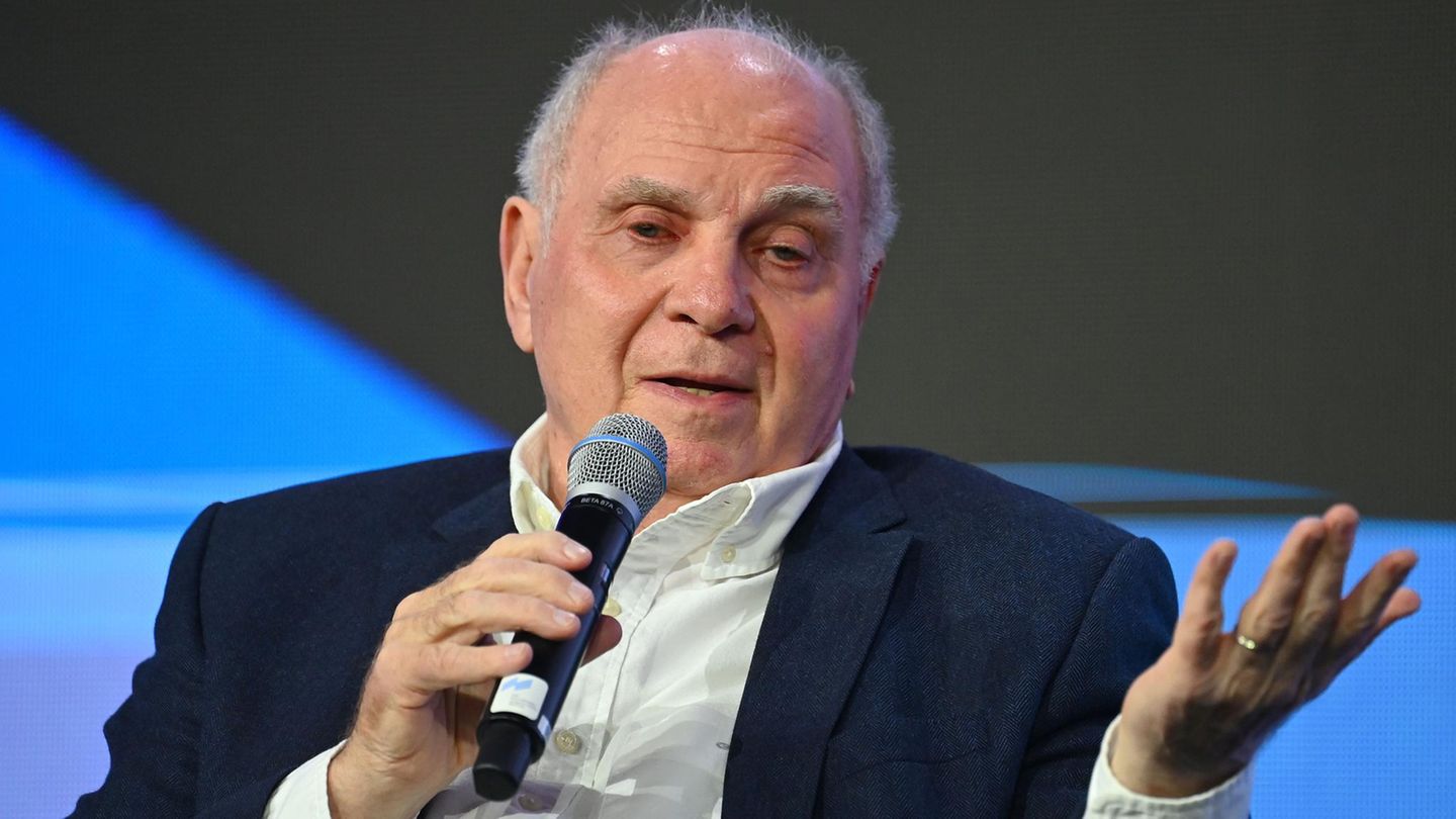 Uli Hoeneß spricht auf einer Podiumsdiskussion in ein Mikrofon