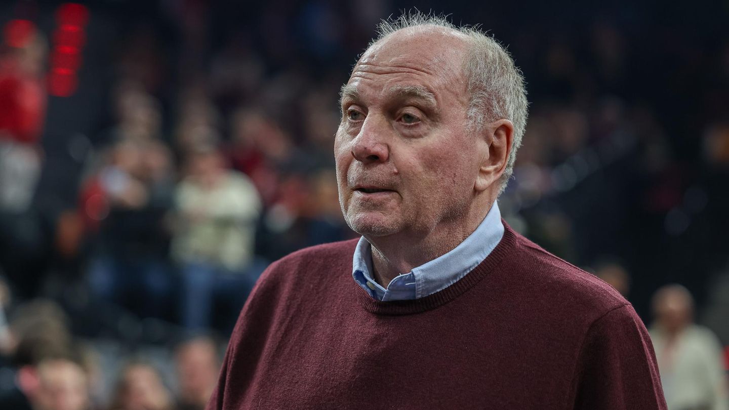 Uli Hoeneß läuft bei einem Spiel durch die Halle der Basketballer des FC Bayern