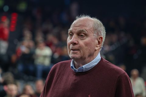 Uli Hoeneß läuft bei einem Spiel durch die Halle der Basketballer des FC Bayern