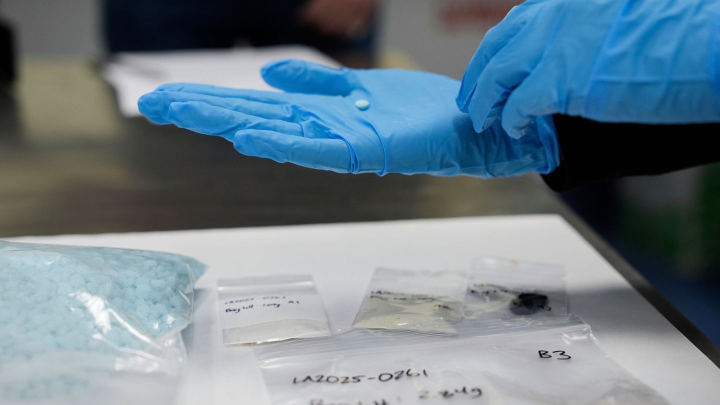 Synthetische Opioide sind im Labor hergestellte Drogen, die vor allem schmerzlindernd wirken, wie Fentanyl oder Methadon. (Symbo