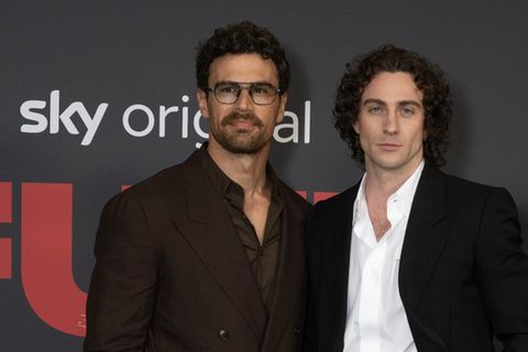 Theo James (li.) und Aaron Taylor-Johnson stehen angeblich in Konkurrenz um die Rolle als James Bond.