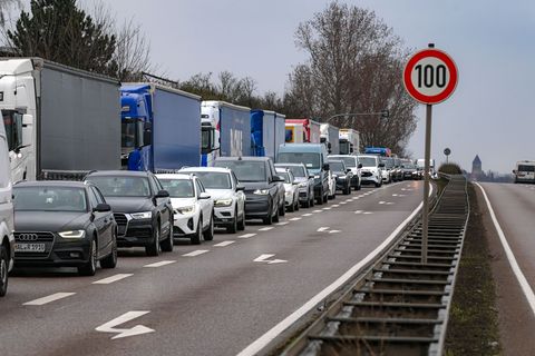 Zum Start der Osterferien wird auf Sachsen-Anhalts Autobahnen mit deutlich mehr Verkehr und Staus gerechnet. (Symbolbild) Foto: