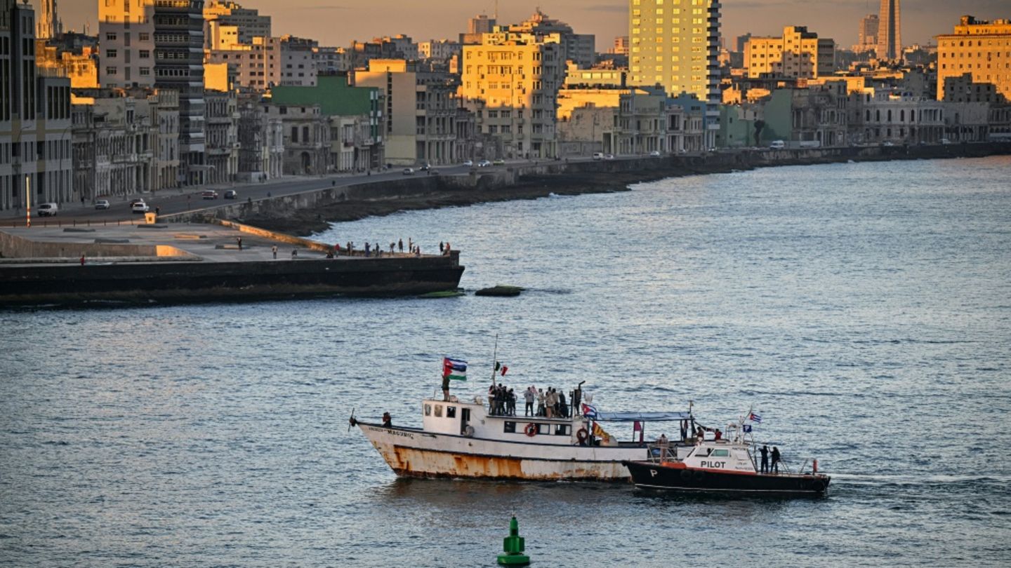 Schiff "Granma 2.0" beim Einlaufen in Havanna