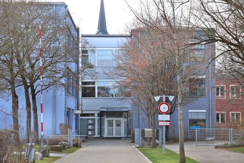 An der Mittelschule Mindelheim wurden Schüler bei einer Infoveranstaltung zu den Gründen der Durchsuchung informiert. Foto: Karl