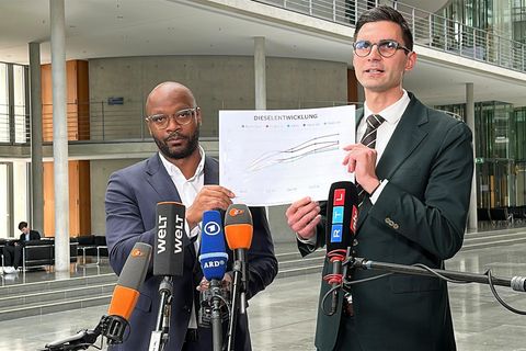 Die Chefs der Taskforce zu den Auswirkungen des Iran-Krieges, Armand Zorn (SPD, l.) und Sepp Müller (CDU), erläutern Maßnahmen z