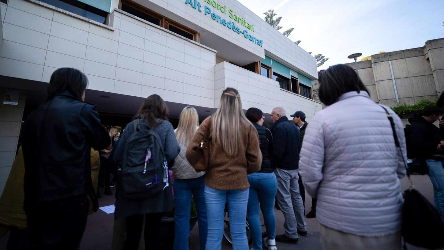 Vor einem Krankenhaus in Spanien versammelt sich eine Menschenmenge