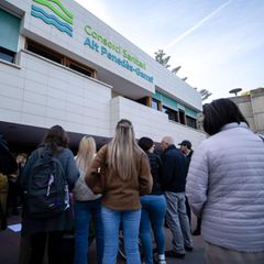 Vor einem Krankenhaus in Spanien versammelt sich eine Menschenmenge