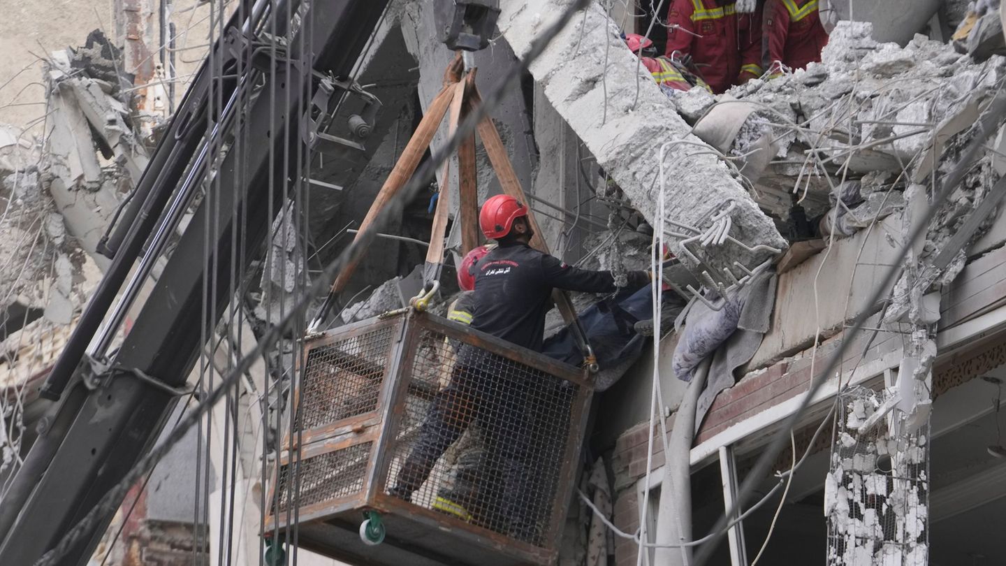 Iran-Krieg: Iran stoppt Containerschiffe - Warnung vor neuer Eskalation