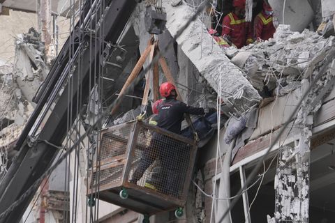 Die Angriffe der USA und Israels auf den Iran dauern an. Foto: Vahid Salemi/AP/dpa