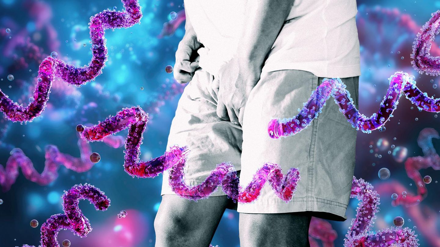 Montage zeigt Unterkörper eines Mannes, der sich in den Schritt fasst, im Hintergrund Syphilisbakterien