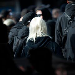 Rechtsextremismus: Eine Frau bei einer Demo.