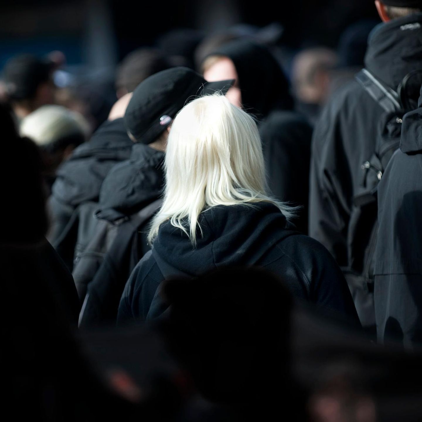 Rechtsextremismus: Eine Frau bei einer Demo.