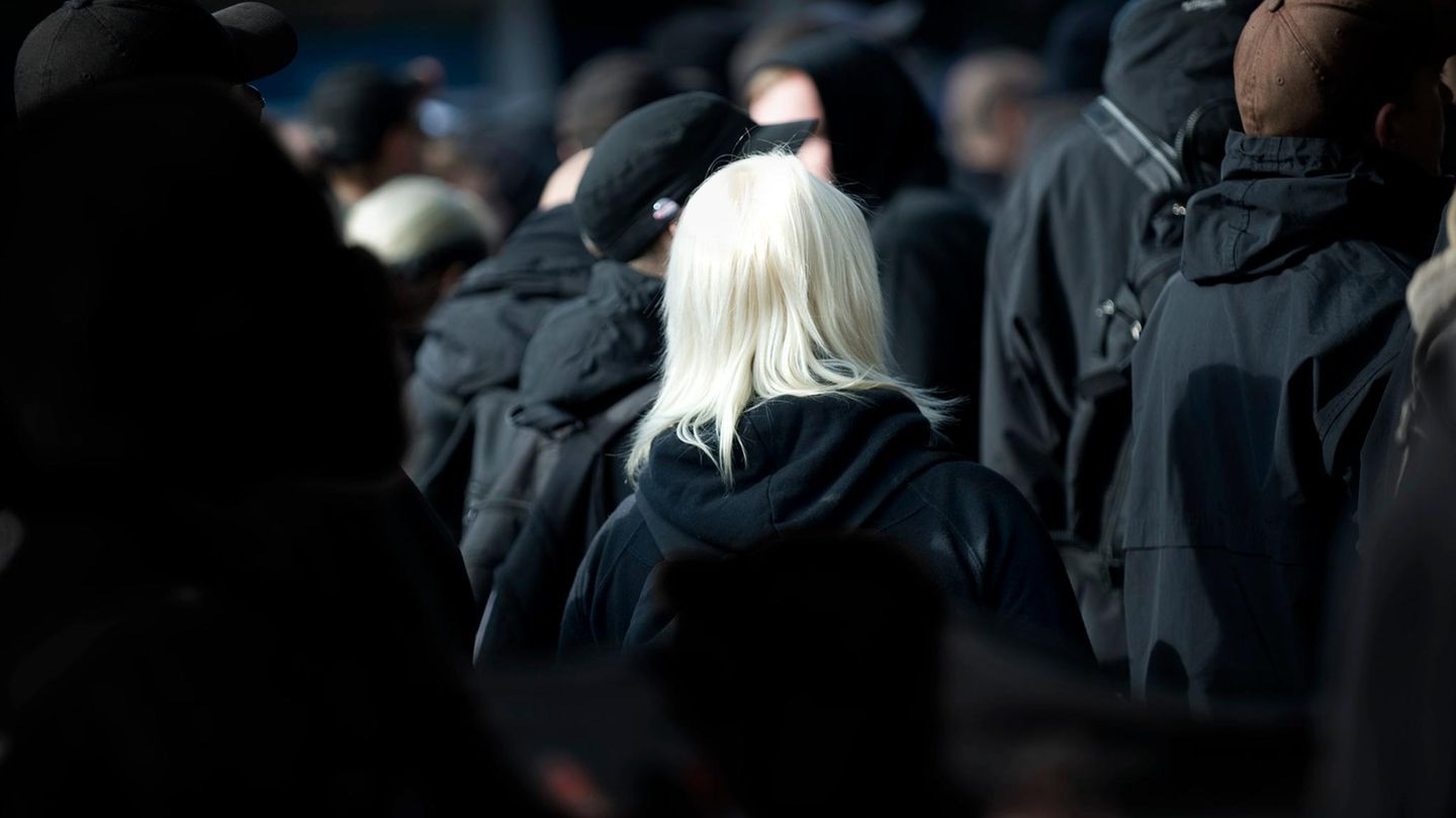 Rechtsextremismus: Eine Frau bei einer Demo.