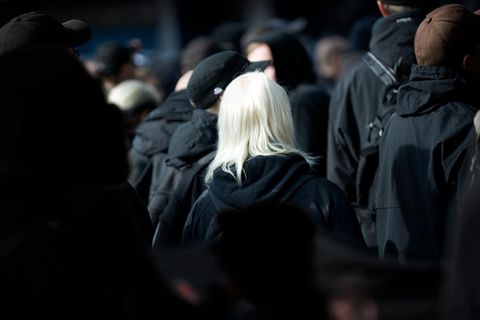 Rechtsextremismus: Eine Frau bei einer Demo.