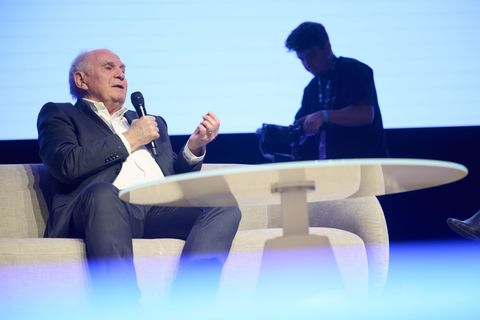 Uli Hoeneß: "Ich verstehe überhaupt nicht, dass darüber überhaupt diskutiert wird." Foto: Bernd Thissen/dpa
