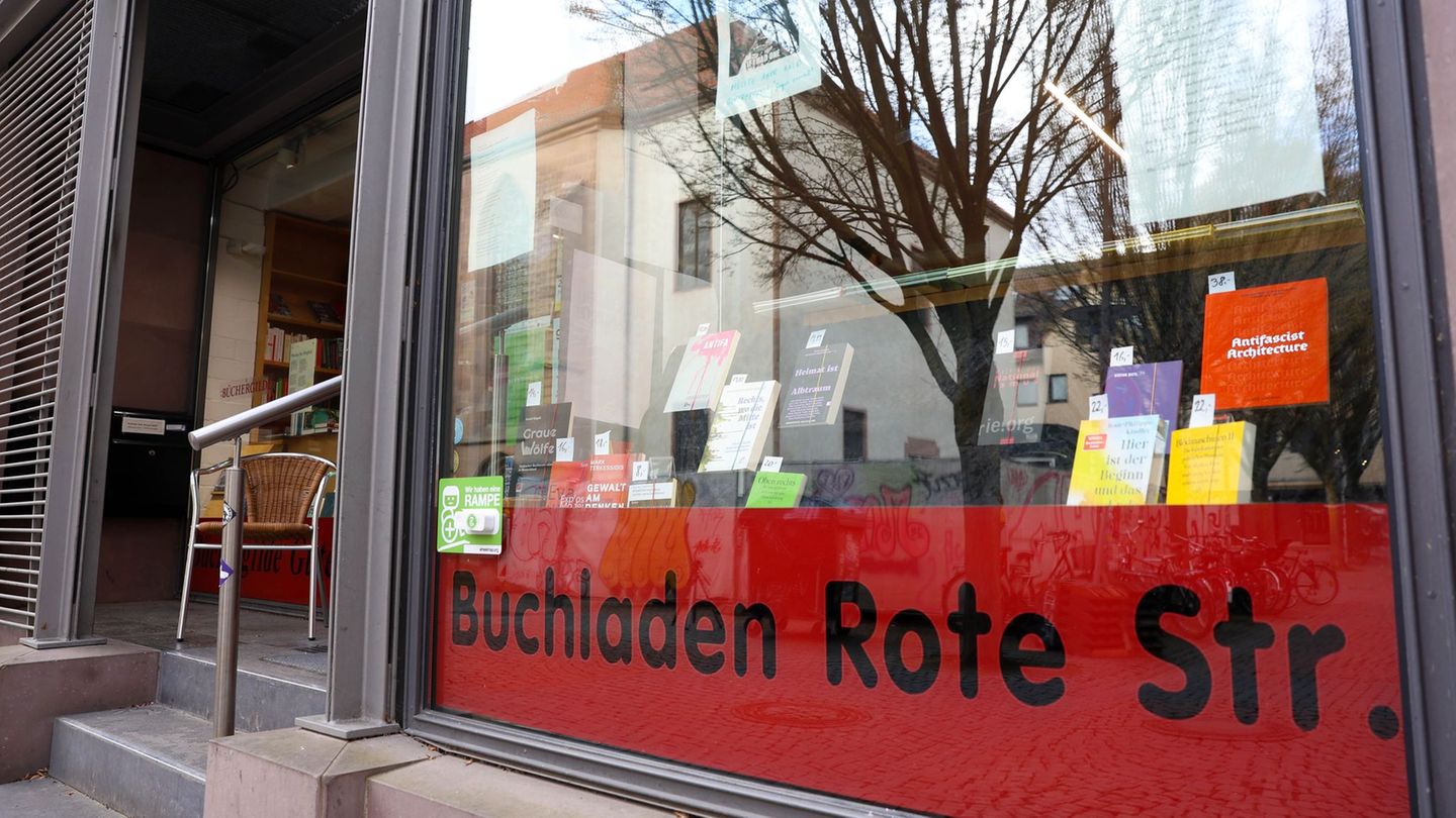 Die Buchhandlung Rote Straße in Göttingen achtet laut eigener Aussage auf antifaschistische Werke im Sortiment. Foto: Stefan Ram