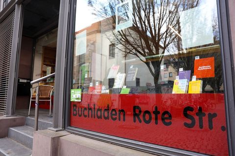 Die Buchhandlung Rote Straße in Göttingen achtet laut eigener Aussage auf antifaschistische Werke im Sortiment. Foto: Stefan Ram