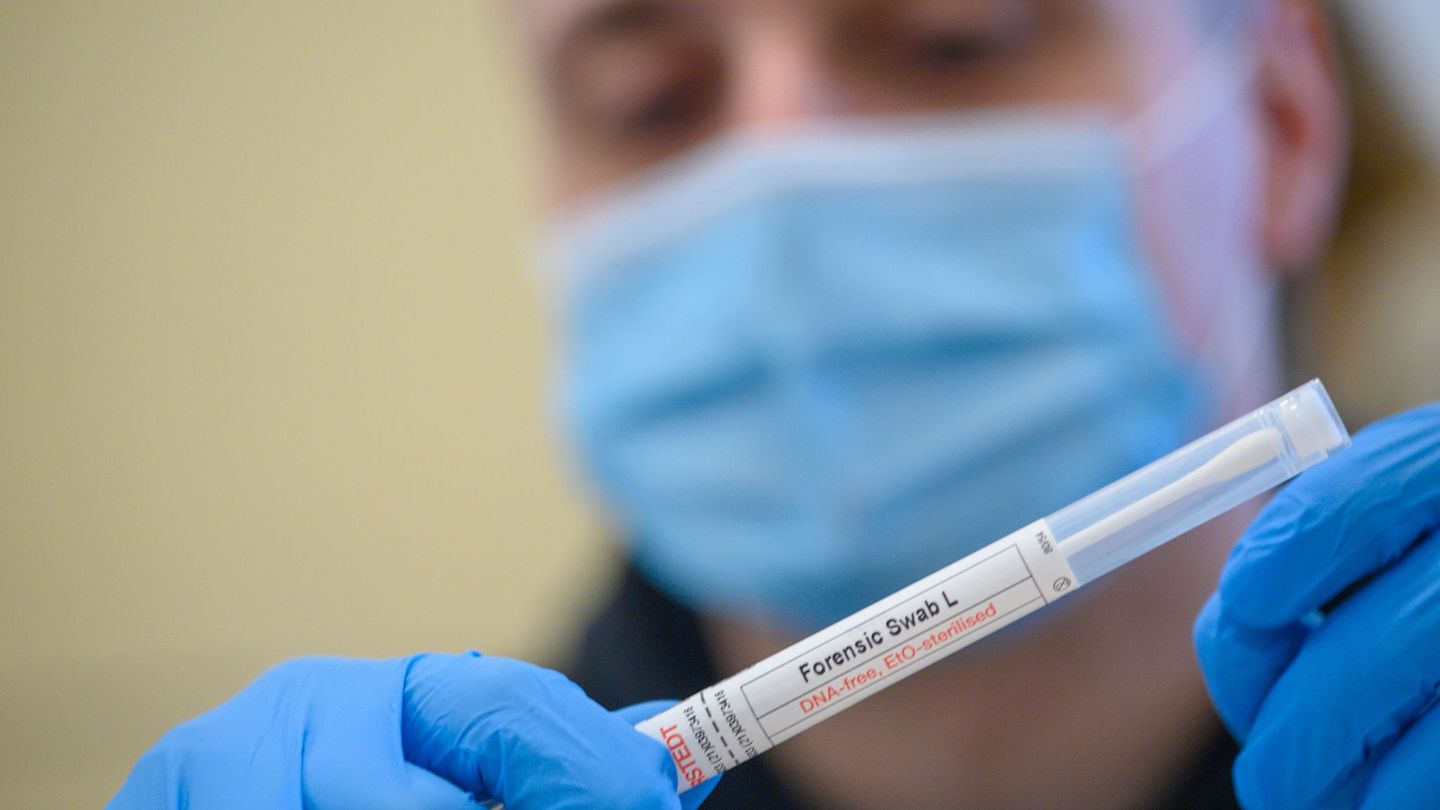 Die Polizei nimmt DNA-Proben zur Aufklärung eines Tötungsdelikts. Foto: Klaus-Dietmar Gabbert/dpa