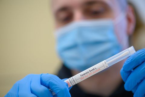 Die Polizei nimmt DNA-Proben zur Aufklärung eines Tötungsdelikts. Foto: Klaus-Dietmar Gabbert/dpa
