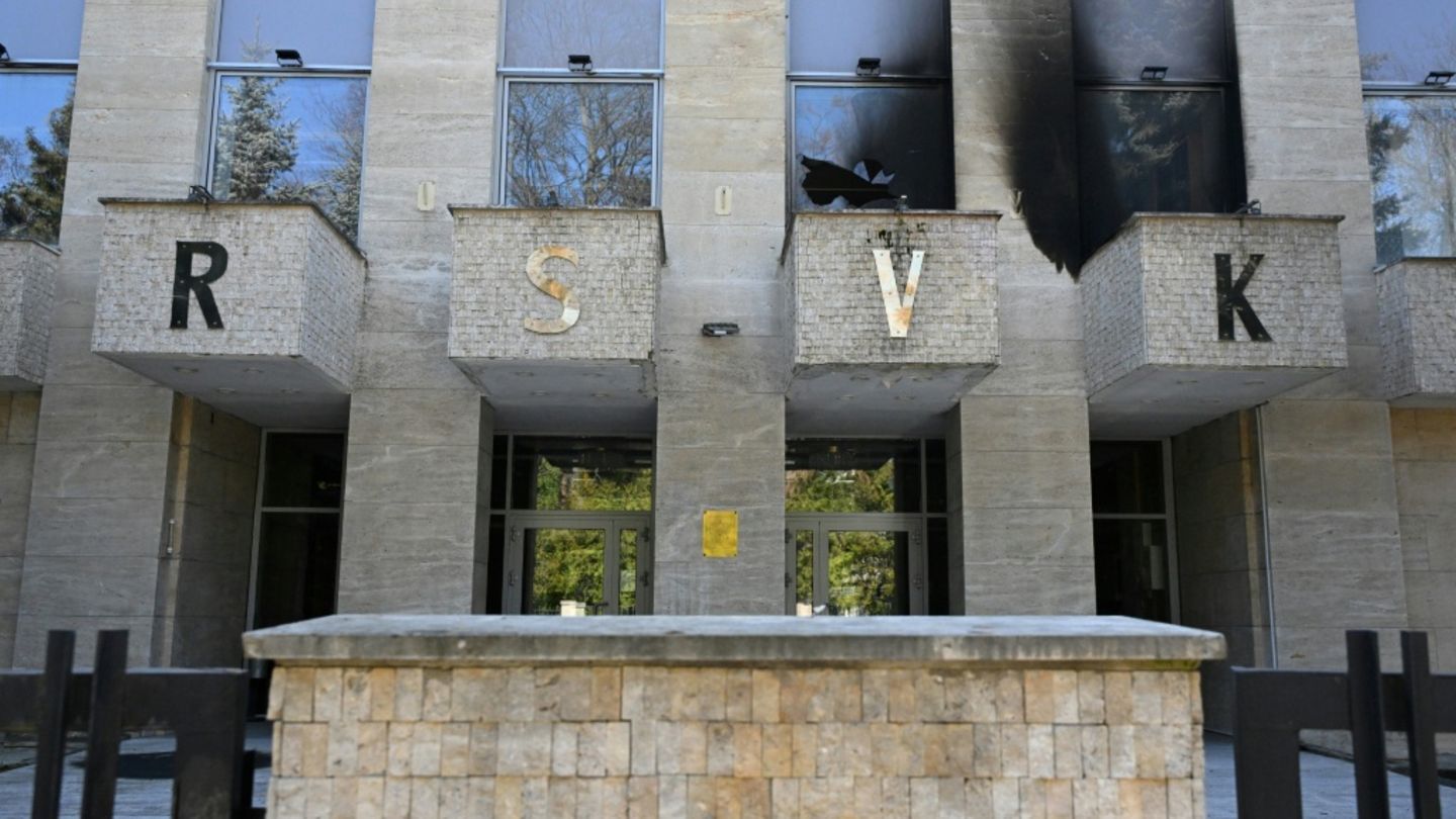 Rußgeschwärzte Fassade des Russischen Hauses