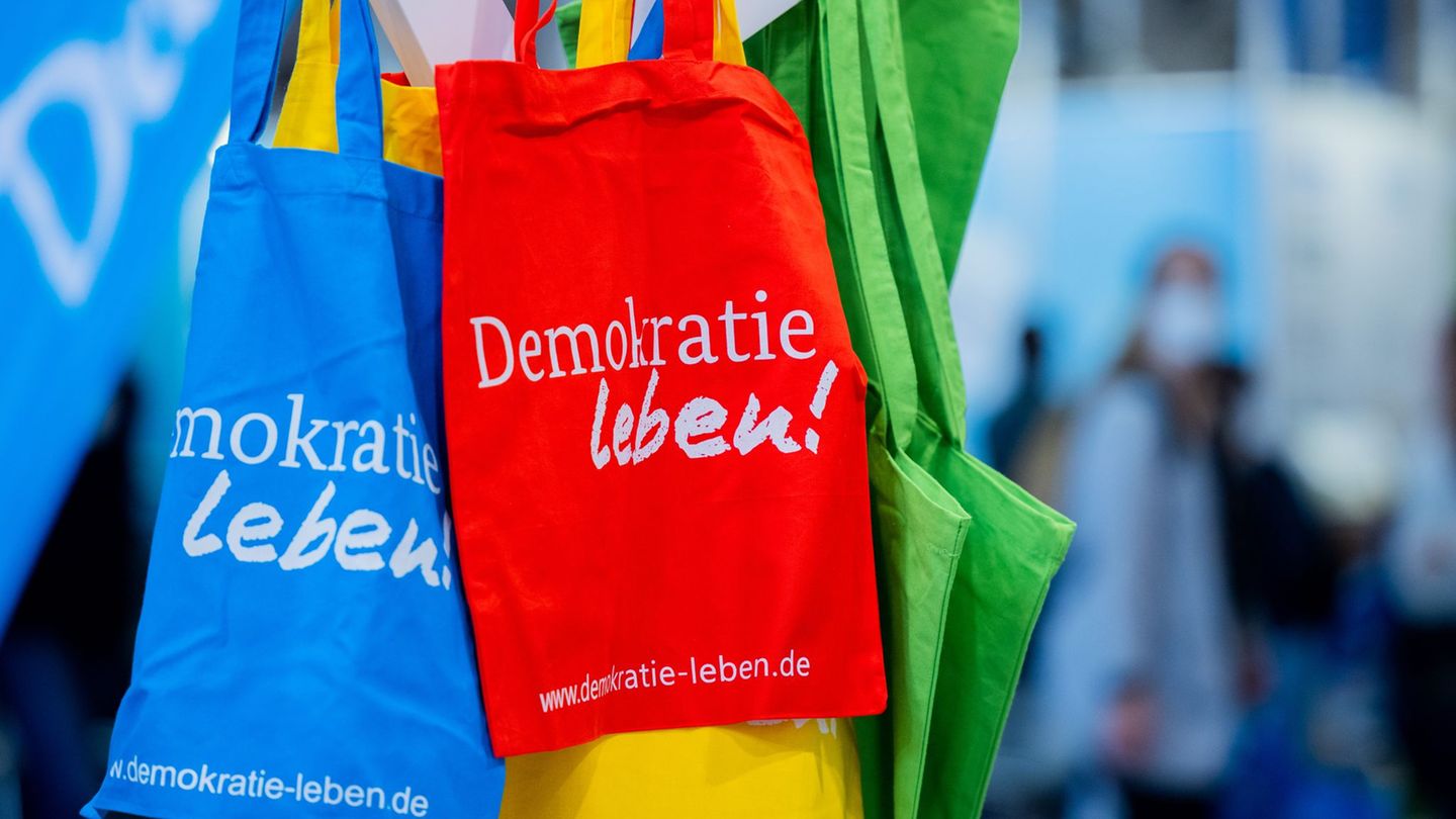 Das Programm "Demokratie leben!" soll bisher zivilgesellschaftliches Engagement für ein demokratisches Miteinander fördern. (Sym