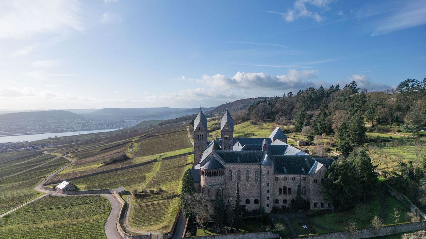 Die Abtei in Rüdesheim erhält Geld von der Stiftung. (Archivbild) Foto: Boris Roessler/dpa