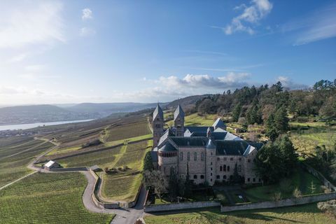 Die Abtei in Rüdesheim erhält Geld von der Stiftung. (Archivbild) Foto: Boris Roessler/dpa