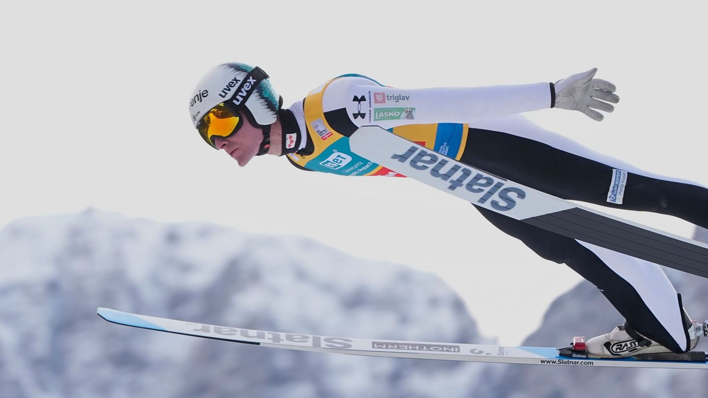 Domen Prevc ist in dieser Saison der mit Abstand beste Springer. Foto: Darko Bandic/AP/dpa