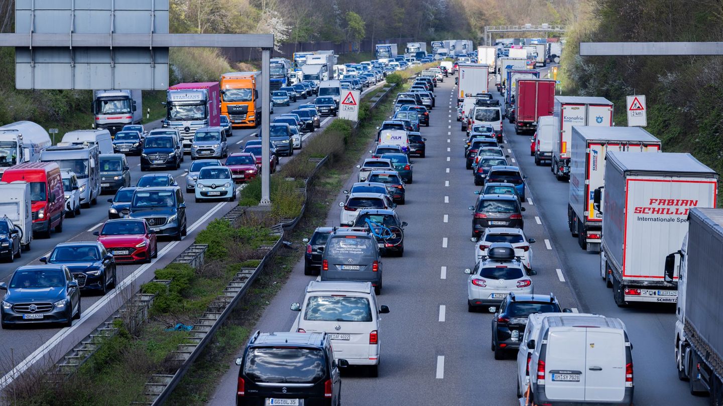 Stau vor allem an Baustellen: Zu Ferienbeginn ist es voller als sonst auf den Autobahnen. Foto: Rolf Vennenbernd/dpa