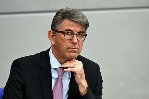 Kulturstaatsminister Weimer lässt den Vorwurf "einseitiger Eingriffe" zurückweisen. (Archivbild) Foto: Lilli Förter/dpa