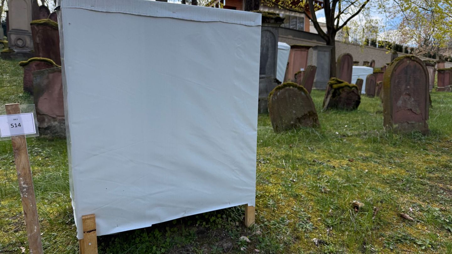 Vor der Sanierung kommen Grabsteine auf dem Alten Jüdischen Friedhof zum Schutz unter die Haube. Foto: Christian Schultz/dpa /dp