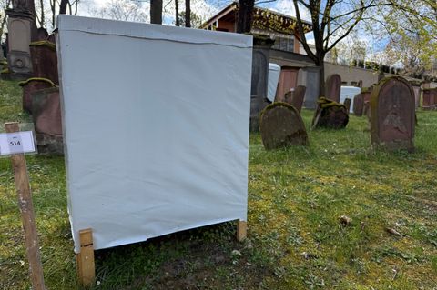 Vor der Sanierung kommen Grabsteine auf dem Alten Jüdischen Friedhof zum Schutz unter die Haube. Foto: Christian Schultz/dpa /dp
