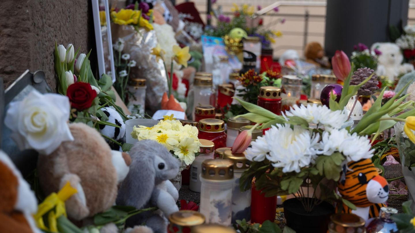 Blumen, Kerzen und Kuscheltiere liegen an der Unglücksstelle in Schramberg. Die Beerdigung von Mutter und Sohn fand in Rottweil