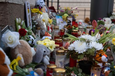 Blumen, Kerzen und Kuscheltiere liegen an der Unglücksstelle in Schramberg. Die Beerdigung von Mutter und Sohn fand in Rottweil