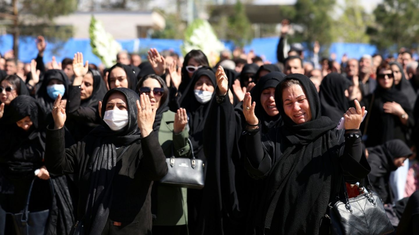 Frauen trauern in Teheran um Opfer des Iran-Kriegs
