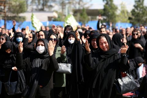 Frauen trauern in Teheran um Opfer des Iran-Kriegs