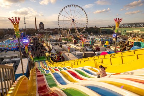 Die Osterwiese ist neben dem Freimarkt das zweite große Volksfest in Bremen. Foto: Sina Schuldt/dpa