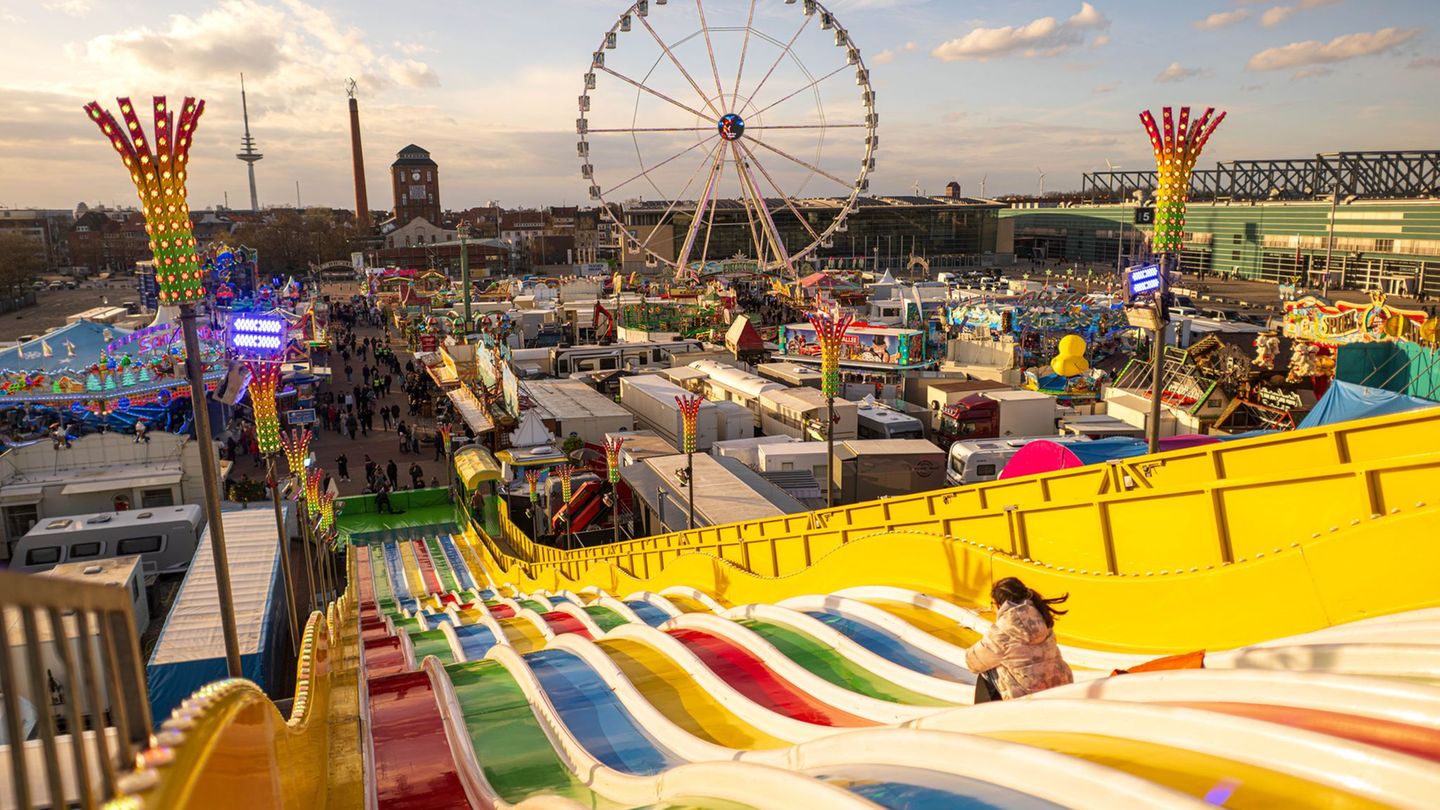 Die Osterwiese ist neben dem Freimarkt das zweite große Volksfest in Bremen. Foto: Sina Schuldt/dpa