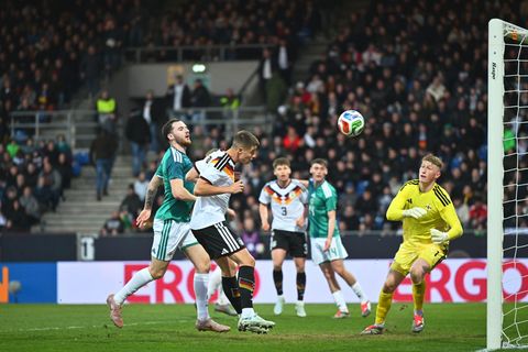 Nicolò Tresoldi (m) trifft zum 2:0. Foto: Swen Pförtner/dpa