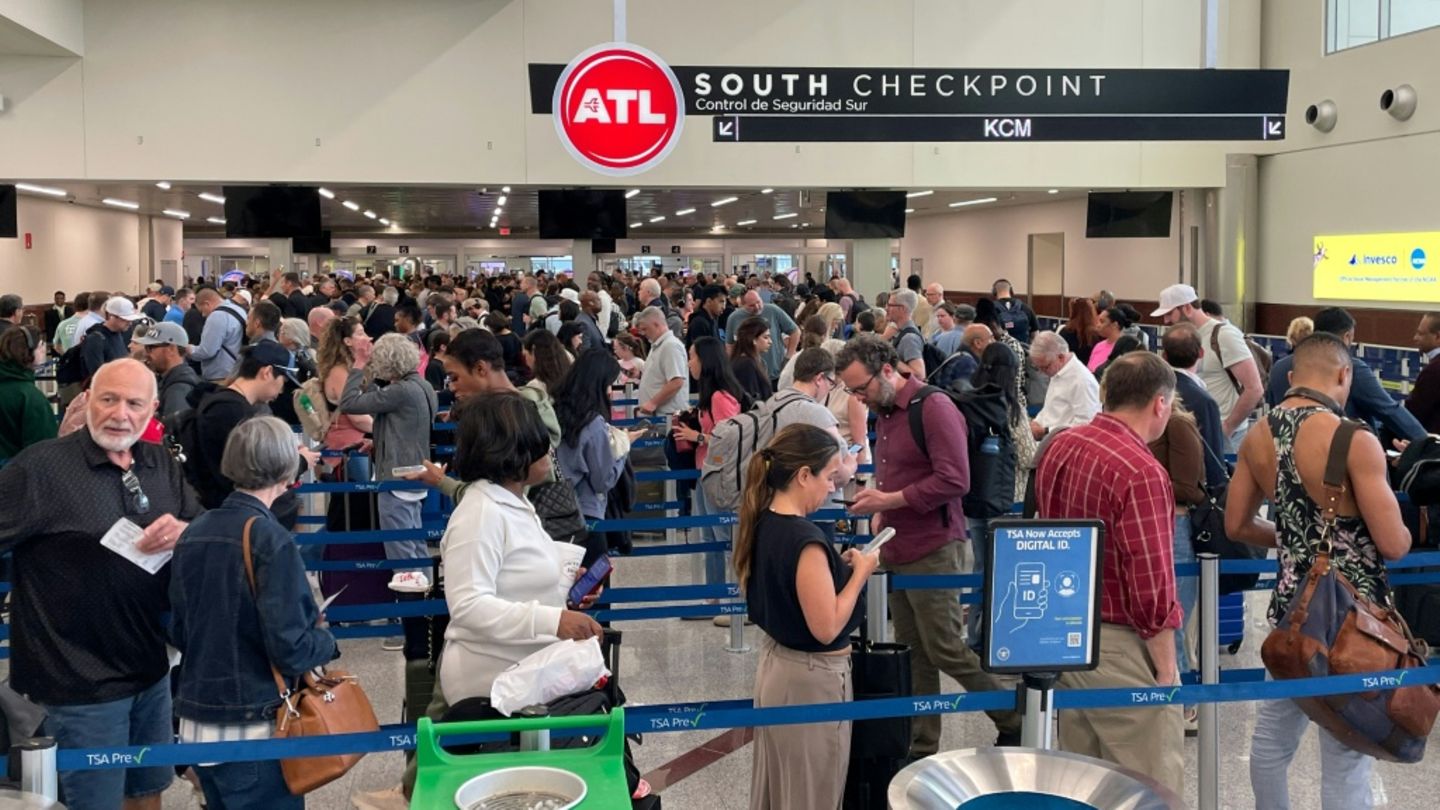 Warteschlangen am Flughafen in Atlanta