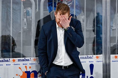 Trainer Alexander Sulzer und seine Fischtown Pinguins liegen gegen Mannheim 0:2 zurück. Foto: Uwe Anspach/dpa