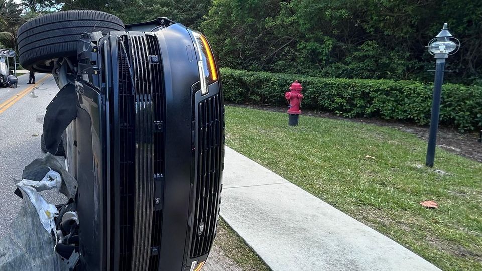 Dieses vom Martin County Sheriff's Office zur Verfügung gestellte Foto zeigt das umgestürzte Fahrzeug nach einem Überschlag. 