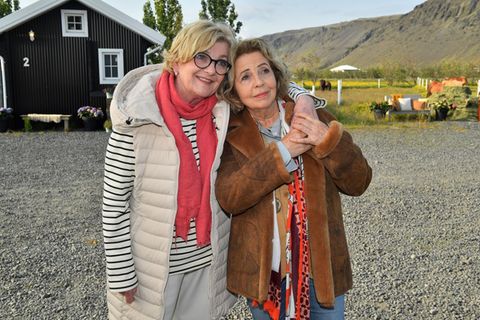 Auch nach 41 Jahren sind die alten Gefühle füreinander noch da: Evelyn (Saskia Vester) trifft in Island wieder auf Toni (Michaela May). Hat ihre Liebe diesmal eine Chance?