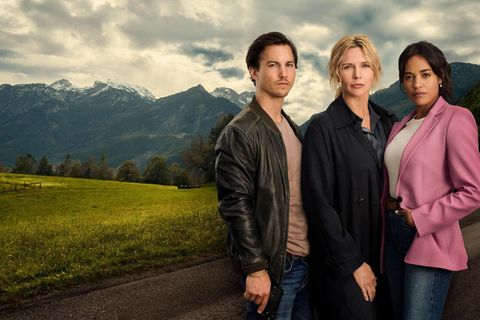 Im nun wiederholten ersten Film der RTL-Krimireihe "Alpentod – Ein Bergland-Krimi" ermitteln Jonas Becker (Tim Oliver Schultz), Birgit Reincke (Veronica Ferres, Mitte) und Marie Sonnleitner (Salka Weber) im Fall zweier vermisster Kinder und einer vermissten Heimleiterin.