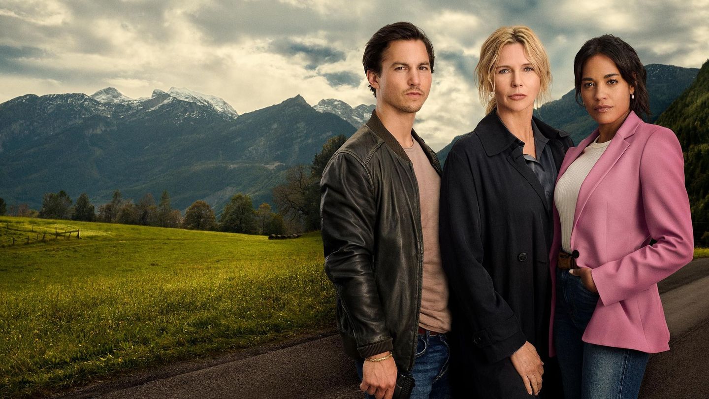 Im nun wiederholten ersten Film der RTL-Krimireihe "Alpentod – Ein Bergland-Krimi" ermitteln Jonas Becker (Tim Oliver Schultz), Birgit Reincke (Veronica Ferres, Mitte) und Marie Sonnleitner (Salka Weber) im Fall zweier vermisster Kinder und einer vermissten Heimleiterin.