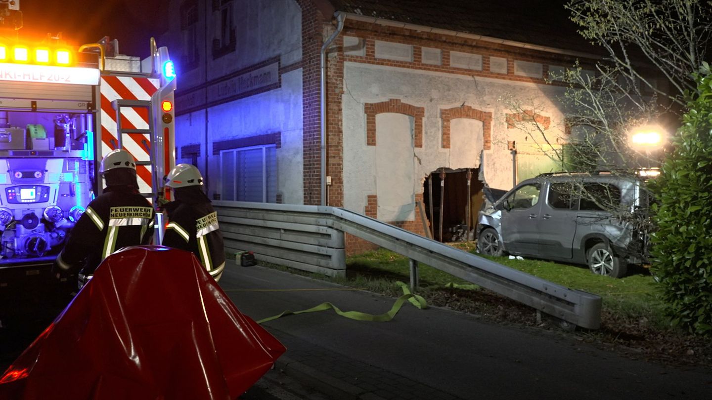 Fahrerflucht: Schwerer Unfall - Großes Loch in Scheune